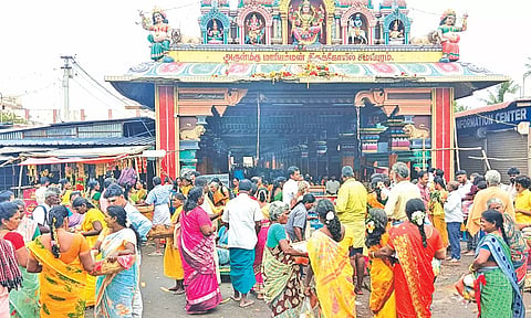 ஆடி அமாவாசையை முன்னிட்டு சமயபுரம் மாரியம்மன் கோவிலில் குவிந்த பக்தர்கள்