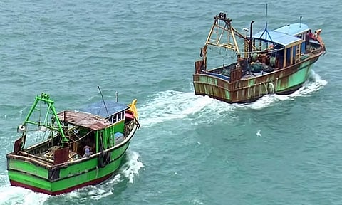 நடுக்கடலில் தொடரும் இலங்கை கடற்படை அட்டூழியம் - ஒரே நாளில் 14 மீனவர்கள் கைது