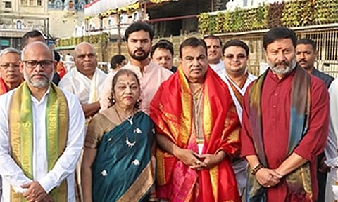 திருப்பதி ஏழுமலையான் கோவிலில் மத்திய மந்திரி நிதின் கட்கரி சாமி தரிசனம்