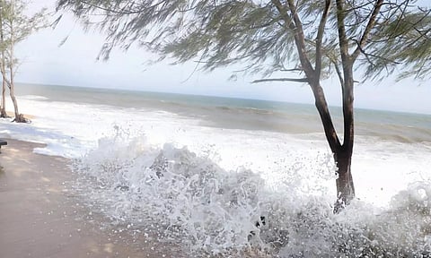  லெமூர் கடற்கரையில் அலைகள் ஆக்ரோஷமாக அடித்த காட்சி.