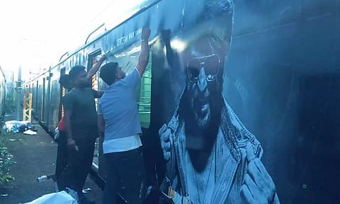 VIDEO: மும்பை ரெயில்களை ஆக்கிரமித்த கூலி படத்தின் ப்ரோமோஷன் போஸ்டர்ஸ்