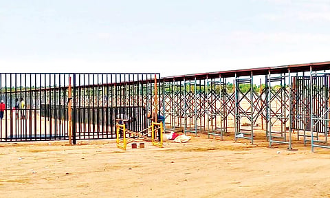 மாநாட்டிற்கான பணிகள் நடைபெற்றுவருவதை படத்தில் காணலாம்.