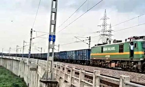 VIDEO: இந்திய ரெயில்வே புதிய சாதனை- 4½ கி.மீ. நீள சரக்கு ரெயில் அறிமுகம்