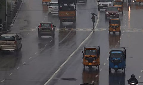 சென்னையில் நள்ளிரவு முதல் வெளுத்து வாங்கும் கனமழை