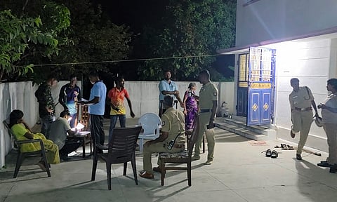 கொள்ளை நடந்த வீட்டில் போலீசார் விசாரணை மேற்கொண்ட காட்சி