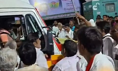 திருச்சியில் அ.தி.மு.க. கூட்டத்தில் நுழைந்த ஆம்புலன்ஸ்- விரட்டியடித்த தொண்டர்கள்