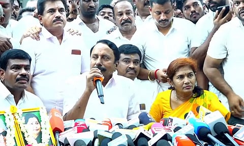 பிரிந்து சென்றவர்களை இணைக்க வேண்டும்- 10 நாள் கெடு விதித்த செங்கோட்டையன்