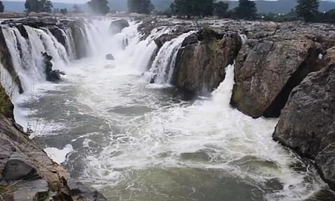 ஒகேனக்கல்லுக்கு நீர்வரத்து வினாடிக்கு 18 ஆயிரம் கனஅடியாக நீடிக்கிறது
