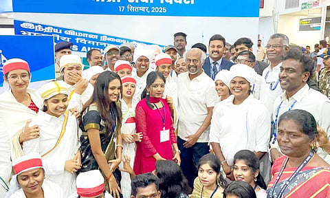  விமான நிலையத்தில் படுகர் இன நடனமாடிய மாணவிகள், நடிகர் ரஜினிகாந்த்துடன் புகைப்படம் எடுத்துக் கொண்ட காட்சி.