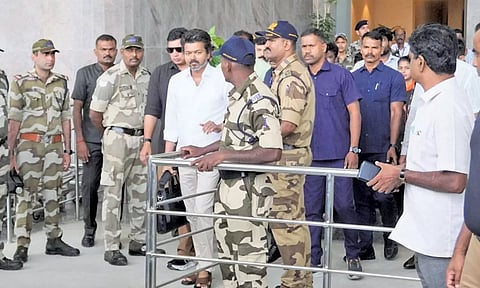 திருச்சி விமான நிலையத்தில் தொண்டர்கள் நுழைய தடை: பிரசார வாகனத்தில் நாகை வந்தடைந்தார் விஜய்