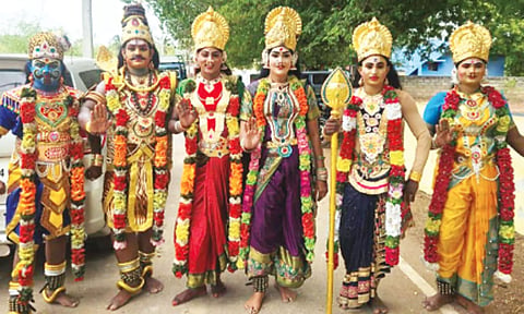 அரசூர் இடைச்சிவிளையில் உள்ள குமரன்விளை தசராக்குழுவினர் சாமி வேடமணிந்து வீதிஉலா சென்றபோது எடுத்த படம்.