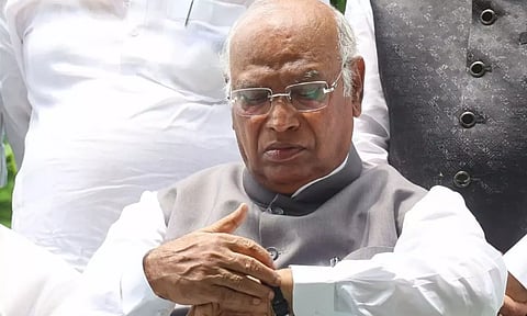 மல்லிகார்ஜுன கார்கே மருத்துவமனையில் இருந்து டிஸ்சார்ஜ் - பேஸ்மேக்கர் அறுவை சிகிச்சை வெற்றி