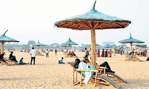 மெரினாவில் உள்ள மூங்கில் நிழல் இருக்கைகள்.