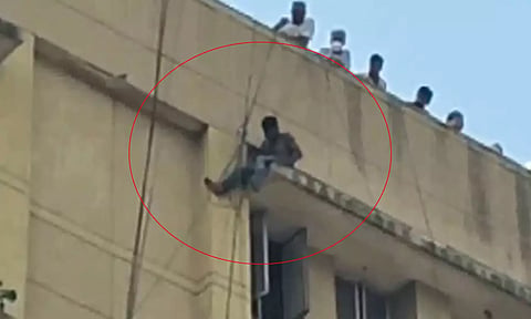 VIDEO: மருத்துவமனையின் மாடியில் இருந்து தற்கொலைக்கு முயன்ற வாலிபர்... அடுத்து நிகழ்ந்த சம்பவம்