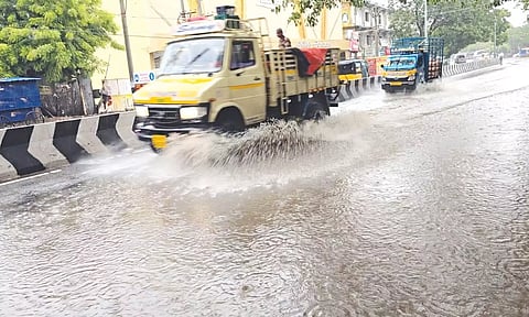தொடர் மழையால் ராமநாதபுரம் பஸ் நிலைய சாலையில் தண்ணீர் தேங்கி கிடப்பதை காணலாம்.
