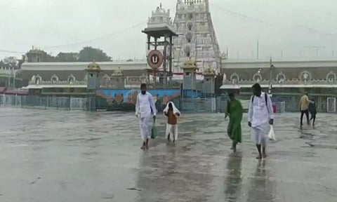 திருப்பதியில் பலத்த மழை- குளிரில் நடுங்கியபடி பக்தர்கள் தரிசனம்
