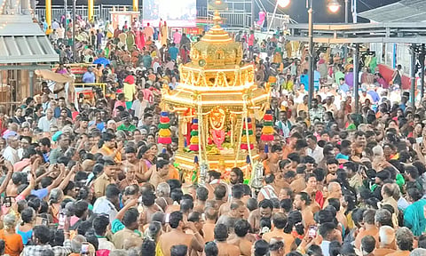 கந்தசஷ்டி திருவிழாவில் நேற்று இரவு சுவாமி ஜெயந்திநாதர், வள்ளி-தெய்வானையுடன் தங்க தேரில் எழுந்தருளி கிரி வீதியுலா வந்த காட்சி.