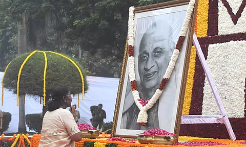 வல்லபாய் படேலின் அர்ப்பணிப்பு, தேசிய சேவை மனப்பான்மை அனைவருக்கும் உத்வேகம் அளிக்கிறது- ஜனாதிபதி