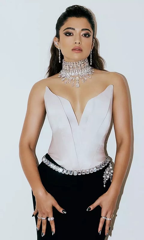 Glamour Look -ல் ராஷ்மிகாவின் லேட்டஸ்ட் க்ளிக்ஸ்..!
