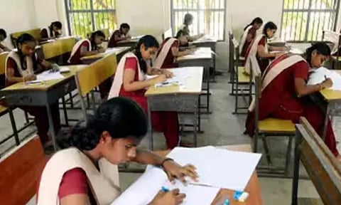 10 மற்றும் 12-ம் வகுப்பு பொதுத்தேர்வு அட்டவணையை வெளியிட்டார் பள்ளிக்கல்வித்துறை அமைச்சர்
