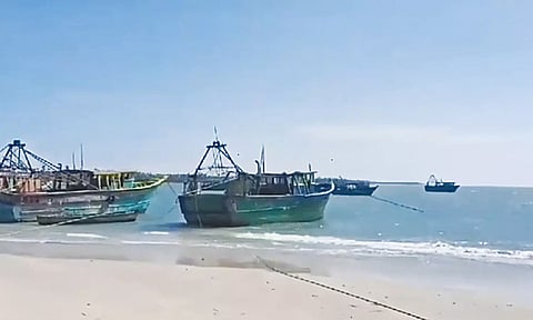 ராமேசுவரம், பாம்பன் பகுதிகளில் வீசும் ஆழ்கடல் சூறைக்காற்று - விசைப்படகுகள் கடலுக்கு செல்ல தடை