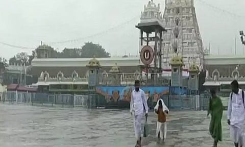 திருப்பதியில் பலத்த மழை- பக்தர்கள் கடும் அவதி