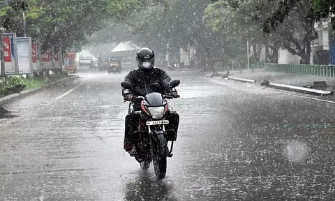 திருவள்ளூரில் கனமழை- அவசர உதவி எண்கள் அறிவிப்பு