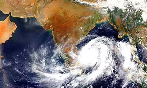 6 மணி நேரமாக நகராமல் ஒரே இடத்தில் நீடிக்கும் ஆழ்ந்த காற்றழுத்த தாழ்வு மண்டலம்