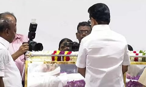 தயாரிப்பாளர் AVM சரவணன் உடலுக்கு முதலமைச்சர் மு.க.ஸ்டாலின் அஞ்சலி