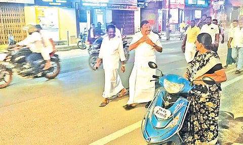 பிரசாரத்துக்கு முன்னோட்டம்... இரவில் 2 கி.மீ. தூரம் நகர்வலம் வந்த அமைச்சர் கே.என்.நேரு