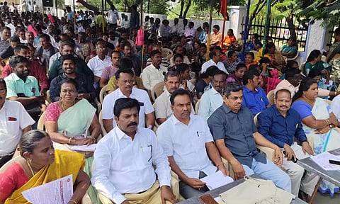 திருப்பூரில் ஜாக்டோ ஜியோ அமைப்பினர் உண்ணாவிரதம்- ஏராளமான அரசு ஊழியர்கள் பங்கேற்பு