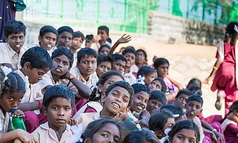 தமிழகத்தில் 12 நாட்கள் பள்ளிகளுக்கு விடுமுறை