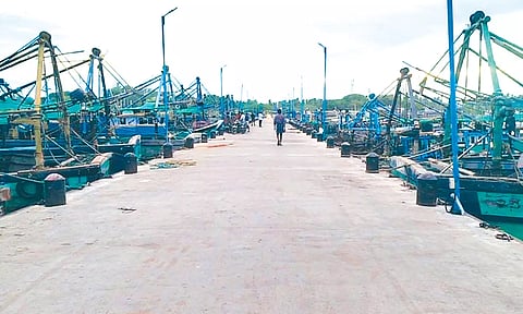 ராமேசுவரம் மீனவர்கள் ஒரு நாள் வேலைநிறுத்த போராட்டம் - ரூ.1 கோடி வர்த்தகம் பாதிப்பு