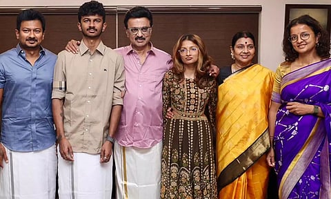 குடும்பத்துடன் பொங்கல் கொண்டாடிய முதலமைச்சர் மு.க.ஸ்டாலின்