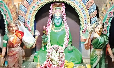 பச்சை திருமேனியாக காட்சி தரும் பச்சைவாழியம்மன்