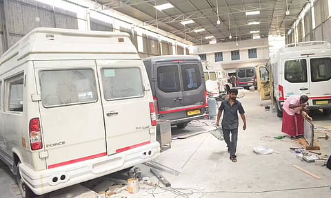 சூடுபிடிக்கும் தேர்தல் களம்: அரசியல் தலைவர்களுக்காக தயாராகும் பிரசார வாகனங்கள்
