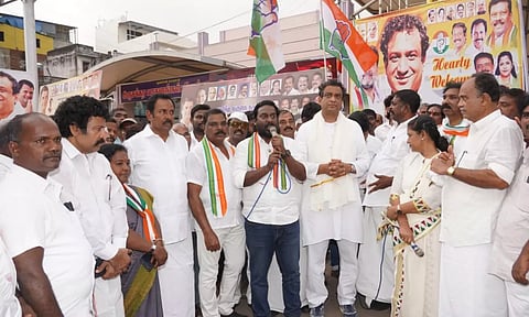 மத்திய அரசை கண்டித்து திருவட்டாரில் காங்கிரஸ் சார்பில் கொட்டும் மழையில் விஜய் வசந்த் எம்.பி பாதயாத்திரை