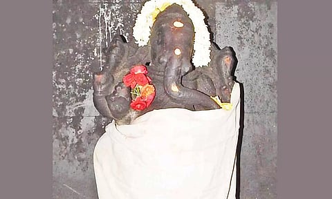 நின்ற கோலத்தில் காட்சியளிக்கும் விநாயகர்