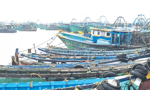 12 பேர் சிறைபிடிப்பு எதிரொலி - பாம்பன் மீனவர்கள் திடீர் வேலைநிறுத்தம்
