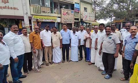 ஓ.பன்னீர்செல்வம் தி.மு.க.வில் இணைந்ததை கொண்டாடிய அ.தி.மு.க.வினர் - தீயசக்தி ஒழிந்தது என கோஷம்