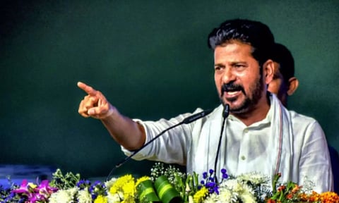 பெற்றோரை கவனித்துக் கொள்ளாத அரசு ஊழியர்கள் சம்பளத்தில் 15% பிடித்தம் செய்ய தெலுங்கானா அரசு முடிவு