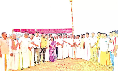  பிரதமர் மோடி பங்கேற்கும் பொதுக்கூட்டத்துக்கு தேசிய ஜனநாயக கூட்டணி கட்சி சார்பில் முகூர்த்தக்கால் நட்ட போது எடுத்த படம்.