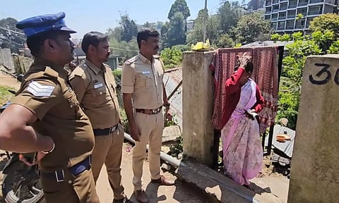 எலும்புக்கூடு கிடந்த இடத்தில் போலீசார் விசாரணை நடத்தினர்.