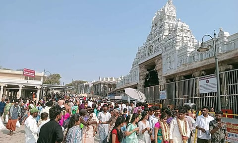 திருச்செந்தூர் கோவிலில் அலைமோதிய கூட்டம் - 3 மணி நேரம் காத்திருந்து பக்தர்கள் சாமி தரிசனம்