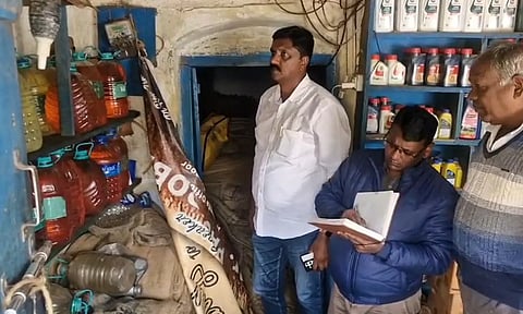 Fuel Shortage | கள்ளச்சந்தையில் விற்பனை: ஊட்டியில் கேன்களில் பதுக்கிய 200 லிட்டர் பெட்ரோல்-டீசல் பறிமுதல்