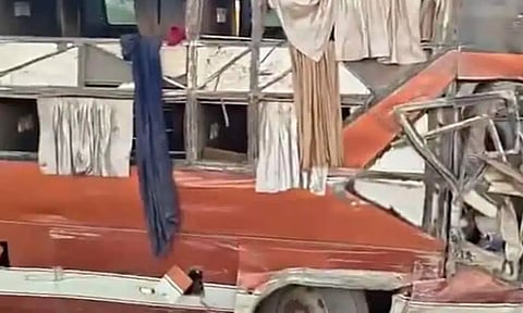 தெலுங்கானாவில் சுற்றுலா பஸ் கவிழ்ந்து 4 பேர் பலி