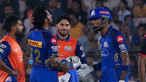 'നീ എന്നെക്കൊണ്ട് കൂടുതൽ പറയിപ്പിക്കരുത്', പാണ്ഡ്യയുടെ ശകാരത്തിൽ 'ചാര്ജായി' തിലക്; പിന്നെ കണ്ടത് കൂട്ടക്കുരുതി! വീഡിയോ വൈറൽ