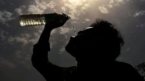 ഉഷ്ണതരംഗം; പകല് സമയത്ത് പൊതുപരിപാടികള്ക്ക് കർശന നിയന്ത്രണം, വൈദ്യുതി മുടക്കരുതെന്ന് കെഎസ്ഇബിക്ക് നിർദേശം നല്കി മുഖ്യമന്ത്രി