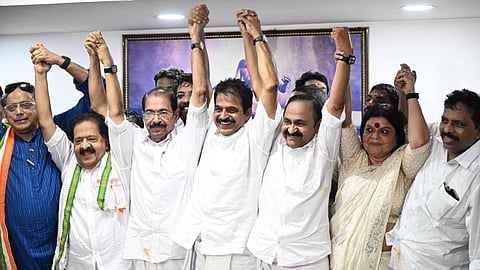ഫ്ളക്സ് യുദ്ധവും ഇമെയില് ക്യാമ്പയിനും; കേരളത്തില് 'മുഖ്യന്' പോര് മുറുകുന്നു