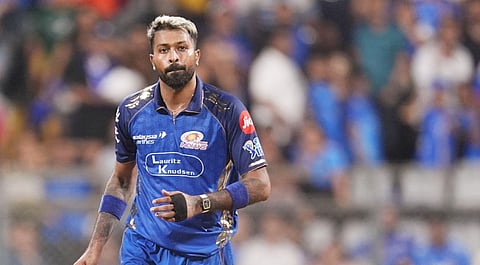 ആകാശ് അംബാനി പാണ്ഡ്യെയ്ക്ക് നൽകിയത് നൂറ് കോടി?; ഡ്രസ്സിങ് റൂമിൽ ചർച്ചയായതോടെ 'തന്ത്രം പാളി', ഗതിപിടിക്കാതെ മുംബൈ